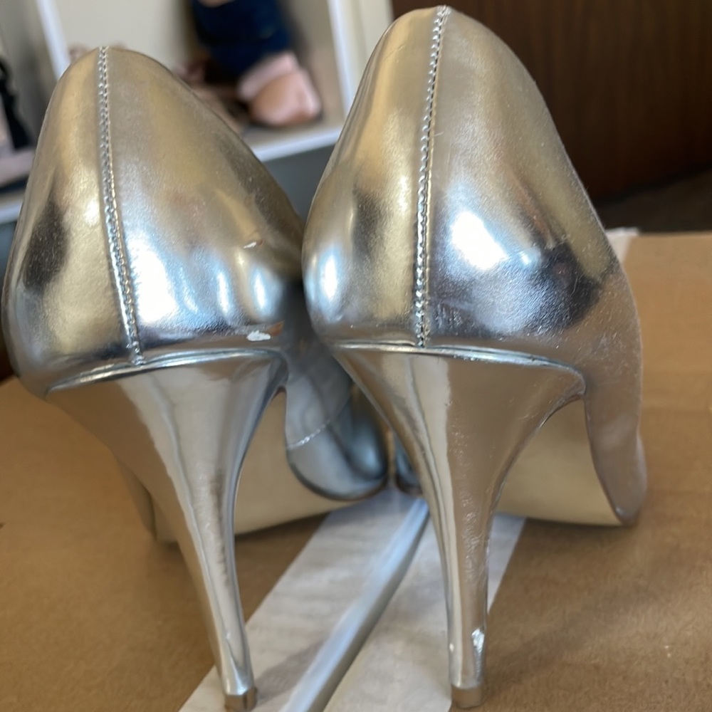 Apt. 9 Silver Heels. - Picture 3 of 4